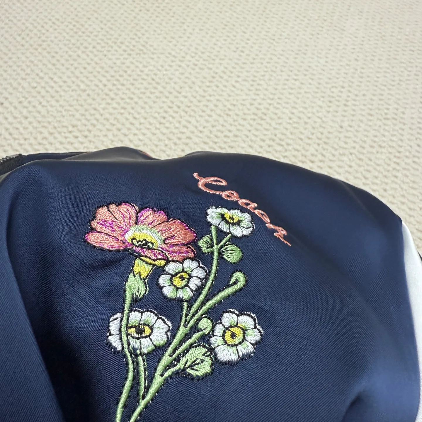 Provide one piece of clothing for two wears! COACH New Arrival women's jacket is here. Kou's New Arrival embroidered reversible baseball jacket for women. Super beautiful reversible baseball jersey. Produced by a major trading factory. Excellent quality. The quantity is not large, only about 500 pieces. But it's also very fragrant. One side is made of high-weight Navy Blue satin fabric. This fabric is absolutely amazing. Ordinary satin fabrics on the market are either soft and shapeless. Or the texture is rough and not delicate enough. The more delicate the fabric, the higher the fabric requirements. The fabric woven with forty-eight double yarns and three yarns is not only as delicate as Dove chocolate. And just hanging it flat there is very classy. I have tried it countless times and there is absolutely no snagging. The grass embroidery on the front chest can be said to be very three-dimensional. Perfectly complementing each other. Wearing it on the reverse side is a combination of color-blocked C all-over print and satin fabric. Classic is revealed in a low profile. All sizes available in complete packaging. Size: S-L (reversible) Color: Navy Blue (presbyopia reversed) (Material: polyester fiber) S size: length 59CM, bust 120CM, shoulder raglan (raglan) 72CM, reference weight 90-105 catties M size: length 61CM, bust 124CM, shoulder raglan (raglan) 74CM, reference weight 105-115 catties L size: length 63CM Bust 128CM, shoulder sleeves (raglan) 76CM, reference weight 115-130 catties